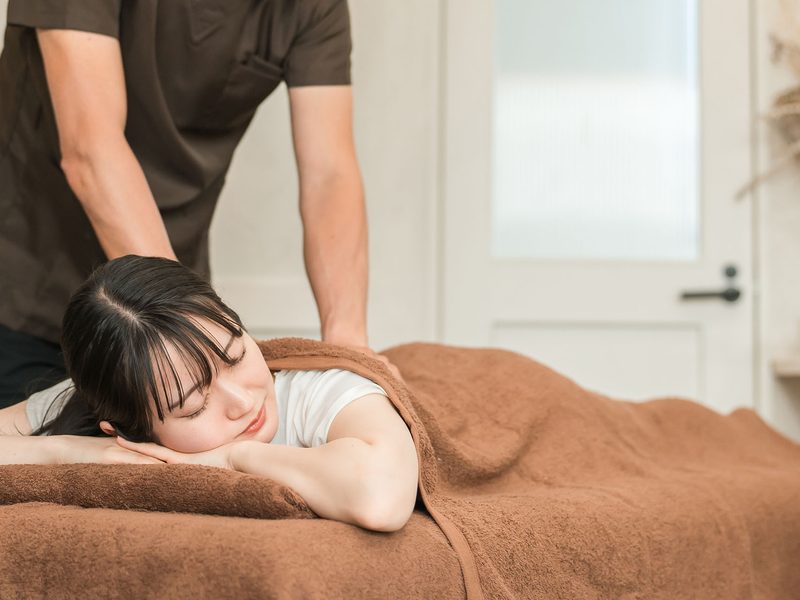 全身のもみほぐしを受けるお客様のイメージ